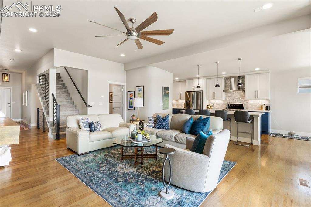 Image 8 of 50: Living Room