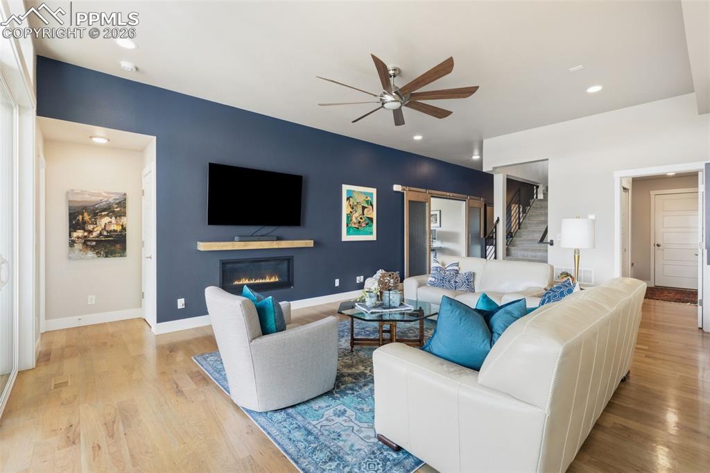 Image 9 of 50: Living Room