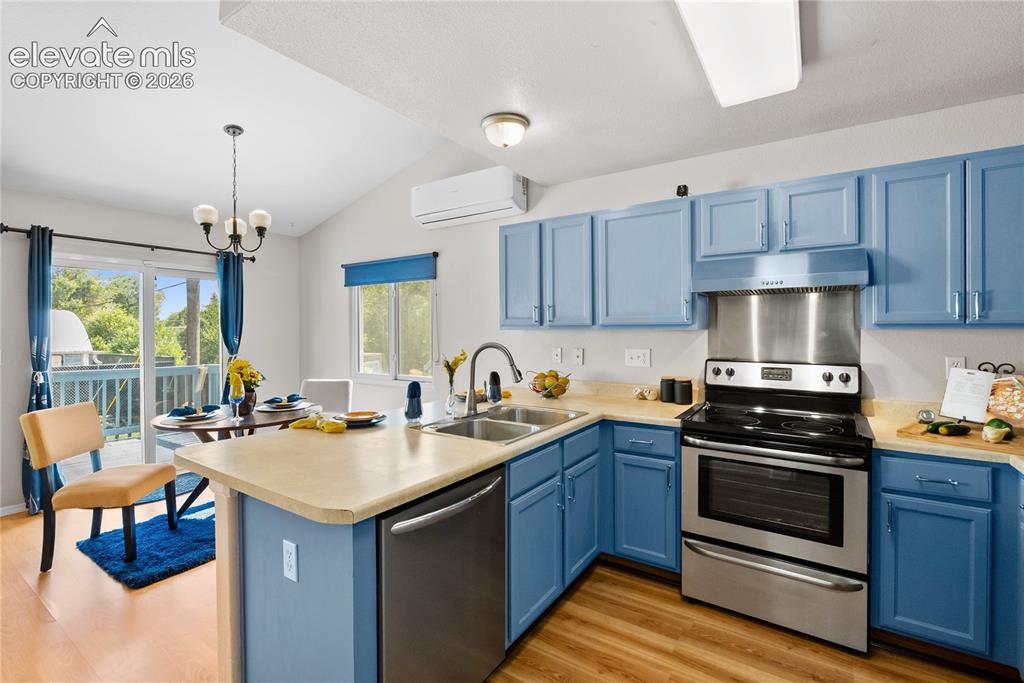 Image 9 of 32: Kitchen
