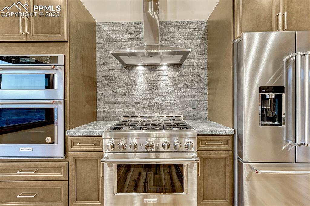 Image 13 of 50: Kitchen