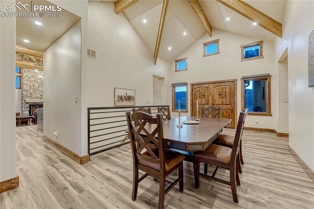 Image 14 of 50: Dining Area