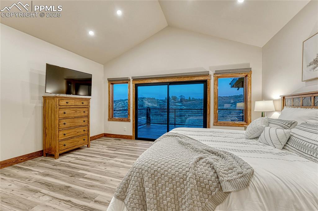 Image 17 of 50: Bedroom