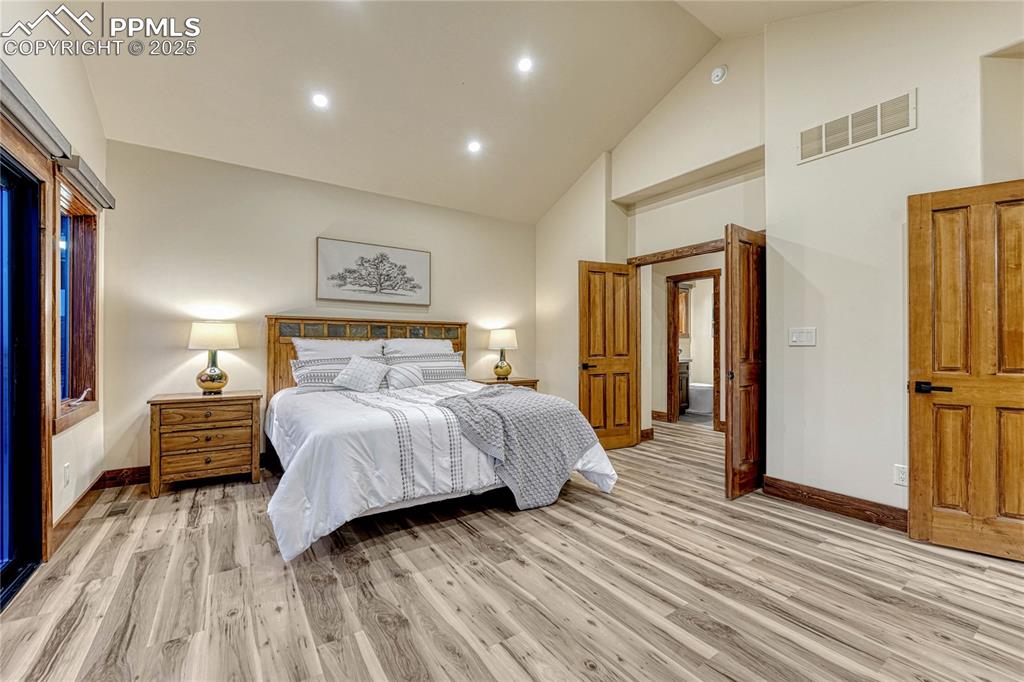 Image 18 of 50: Bedroom