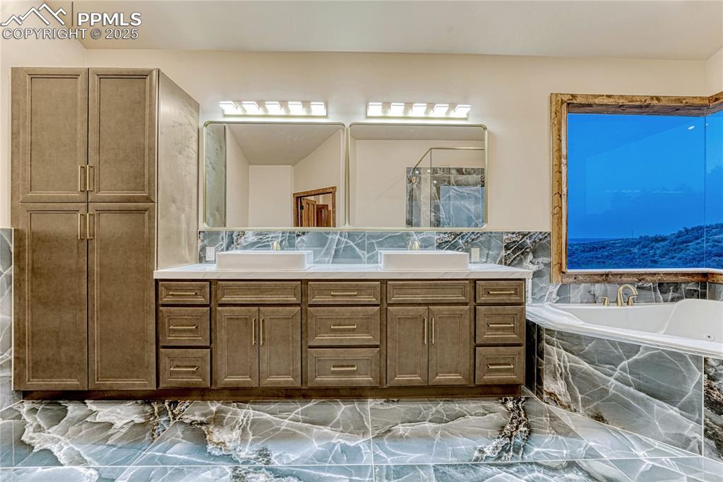 Image 19 of 50: Bathroom