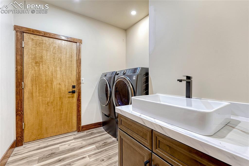 Image 23 of 50: Laundry