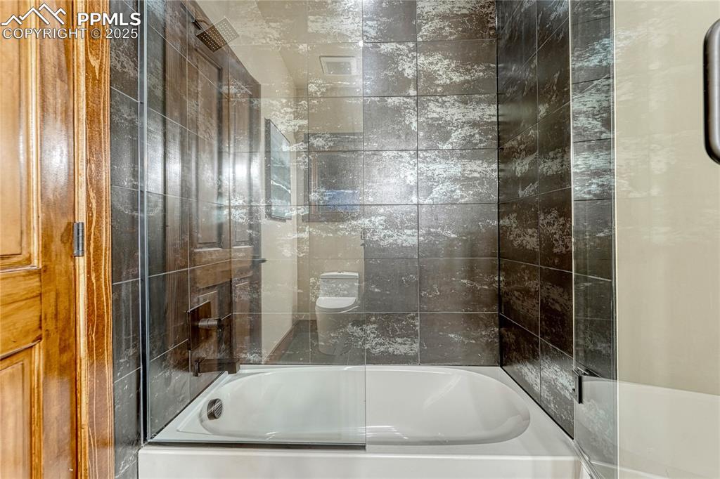 Image 27 of 50: Bathroom