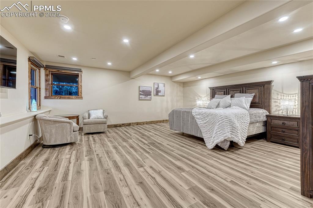 Image 32 of 50: Bedroom