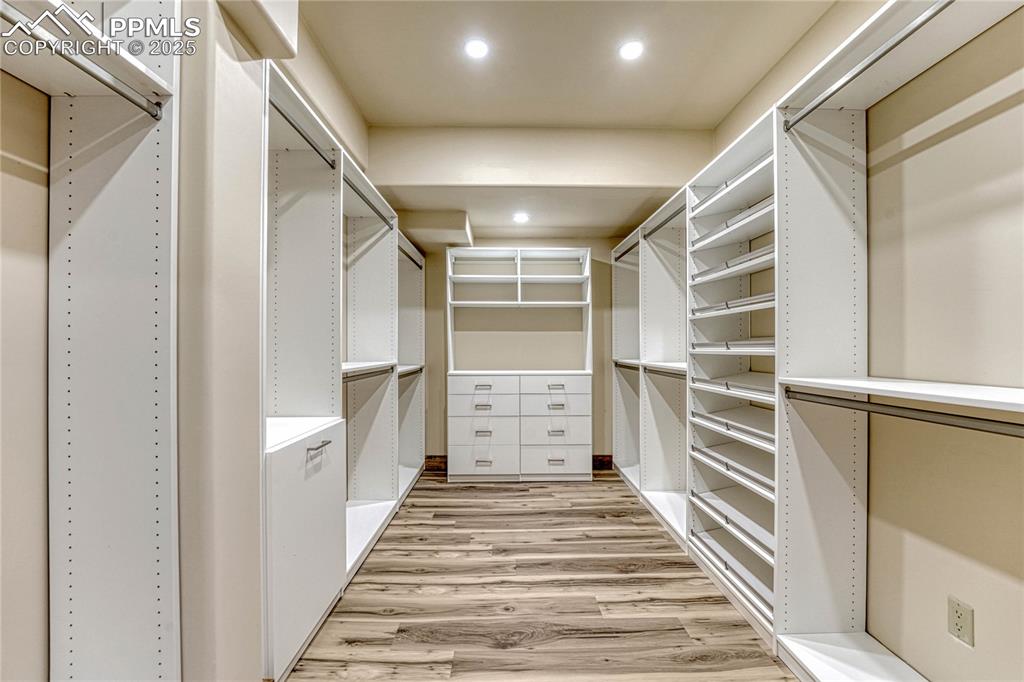 Image 33 of 50: Closet