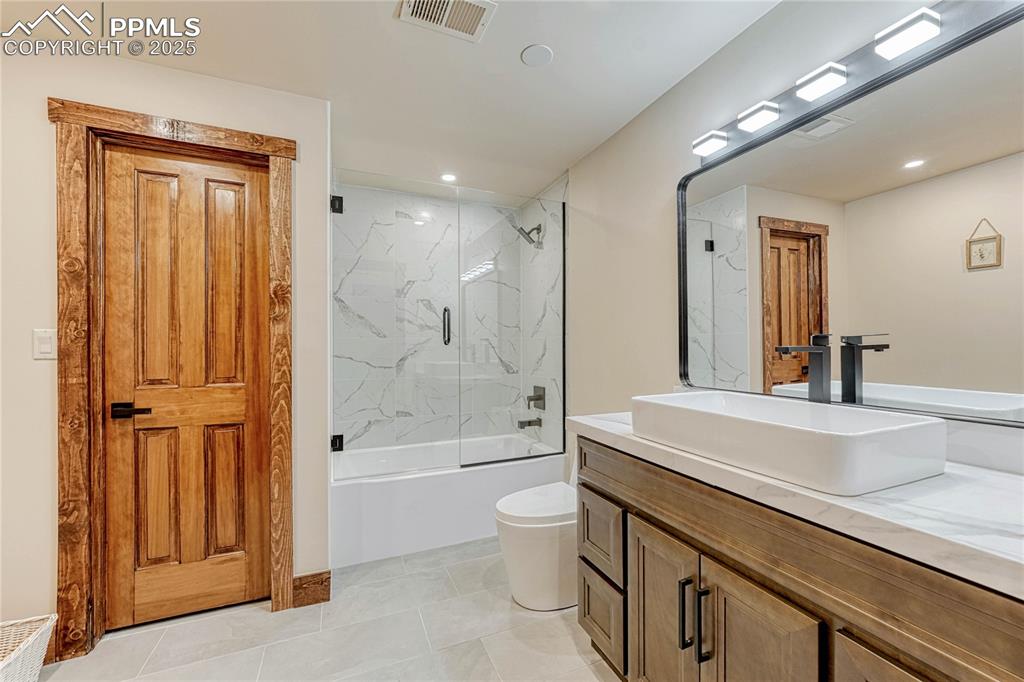 Image 34 of 50: Bathroom