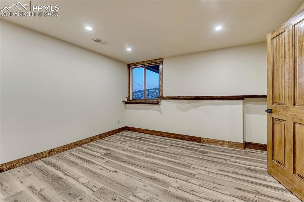 Image 35 of 50: Bedroom