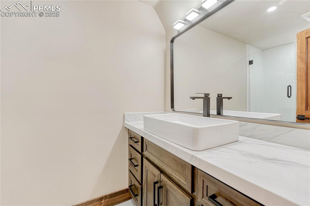 Image 37 of 50: Bathroom