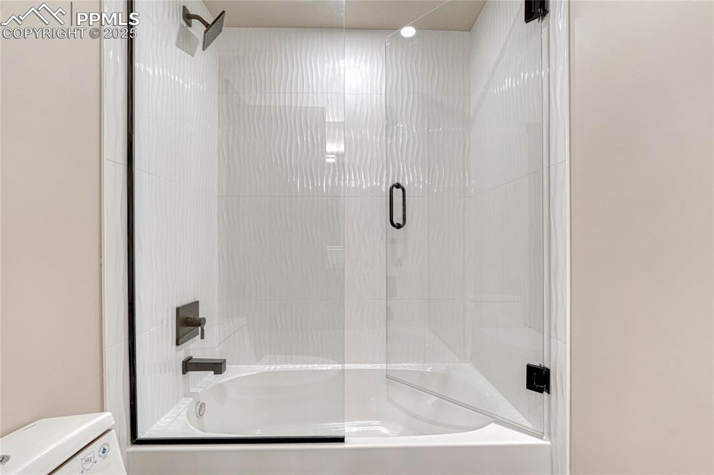 Image 38 of 50: Bathroom