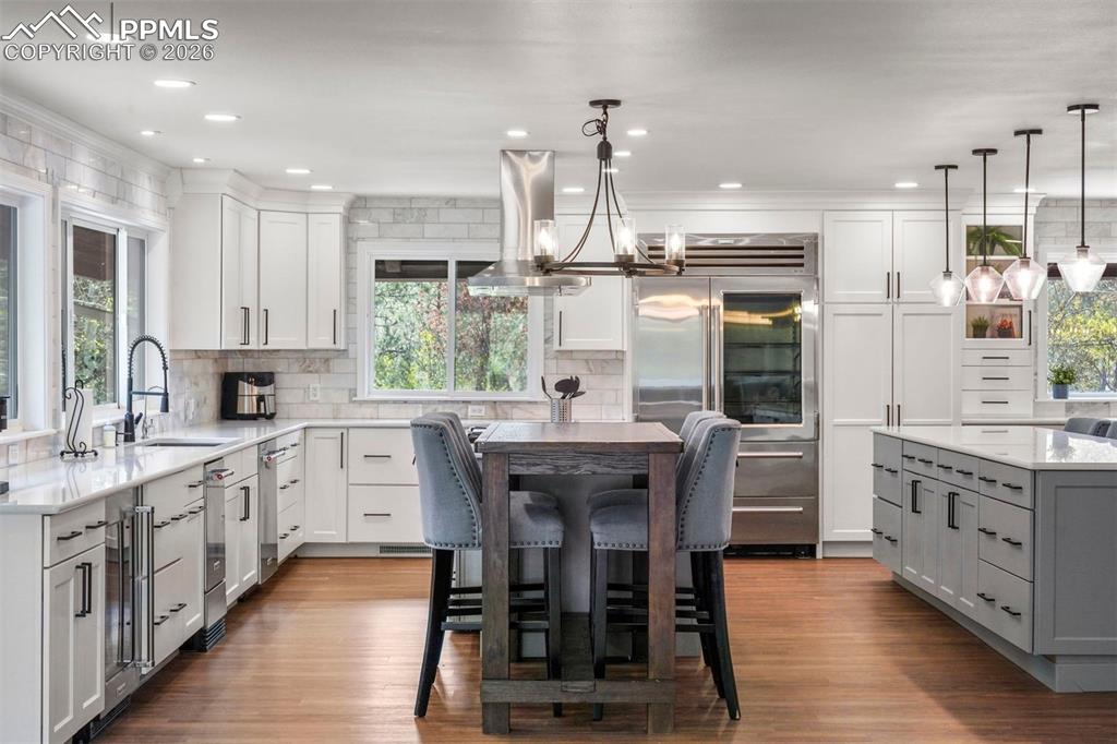 Image 10 of 50: Kitchen