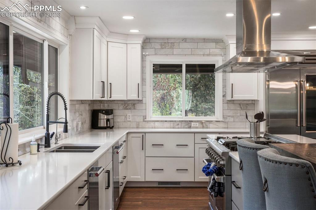 Image 12 of 50: Kitchen