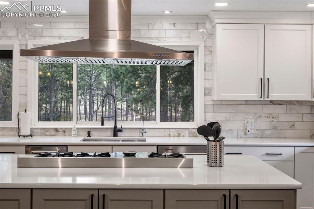 Image 15 of 50: Kitchen