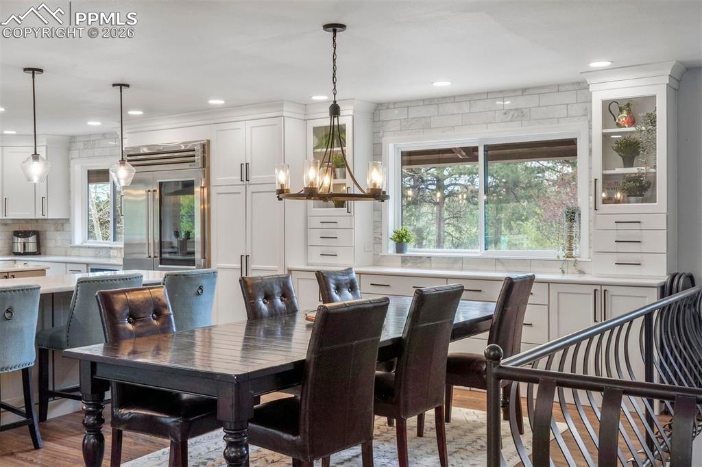 Image 17 of 50: Dining Area