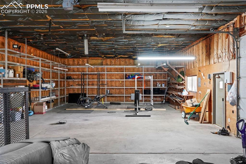 Image 47 of 50: Garage