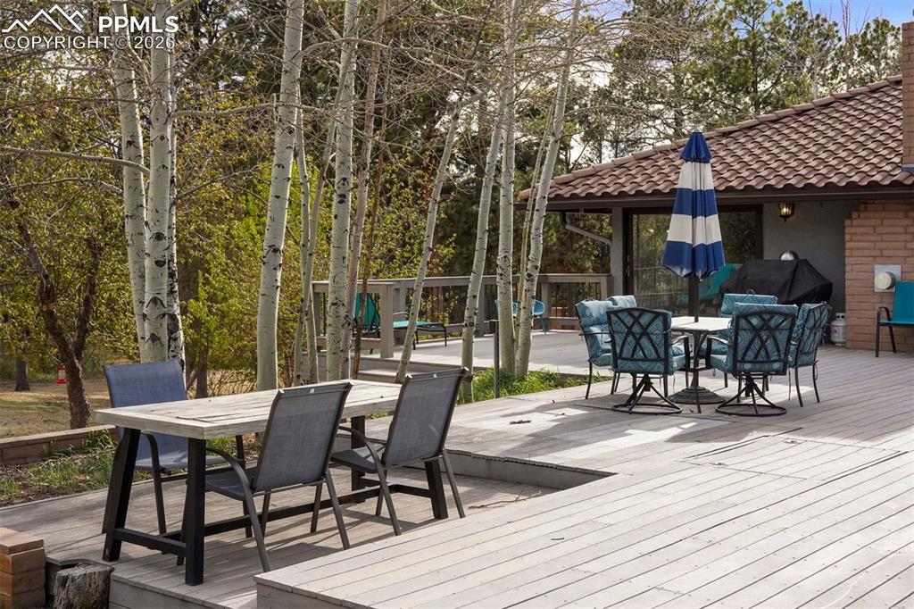 Image 6 of 50: Deck
