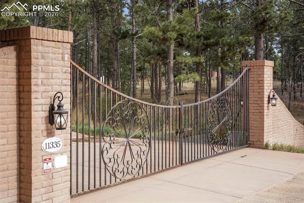 Image 8 of 50: Fence