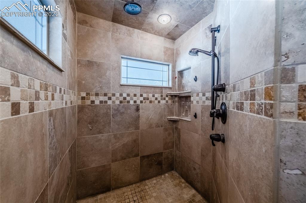 Listing 2040080, Image 14 of 47