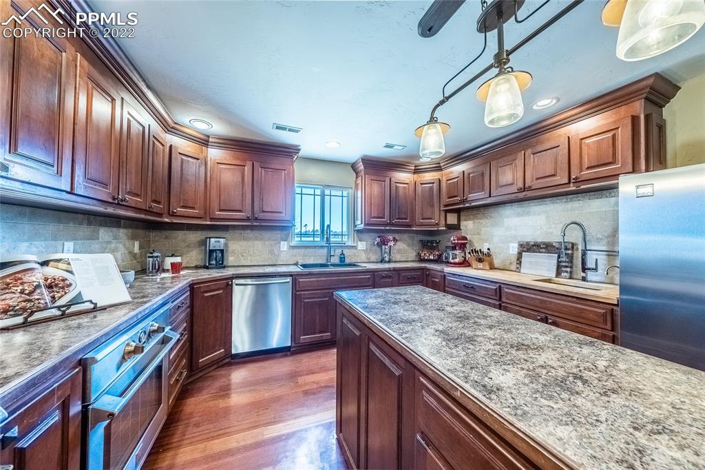 Listing 2040080, Image 8 of 47