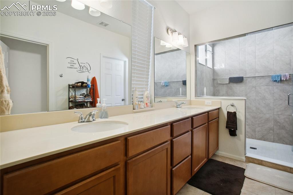 Image 25 of 50: Bathroom