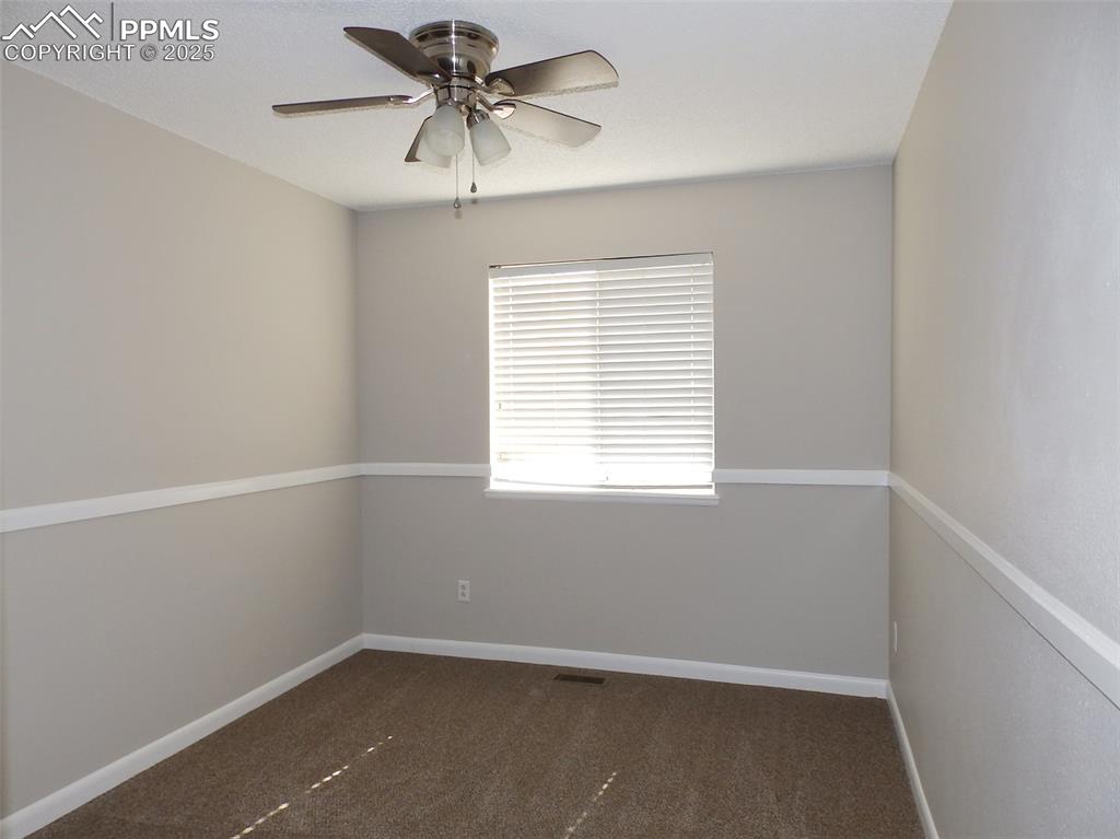 Image 13 of 17: Bedroom