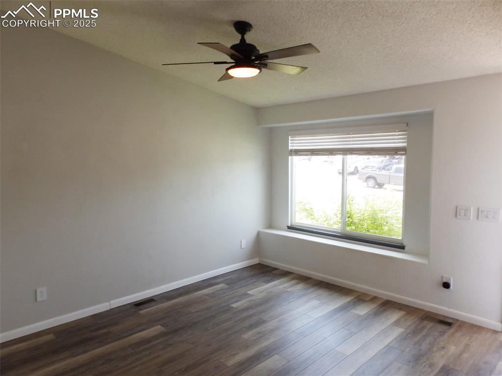 Image 4 of 17: Living Room