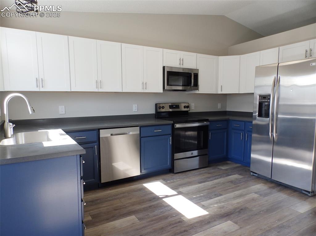 Image 5 of 17: Kitchen
