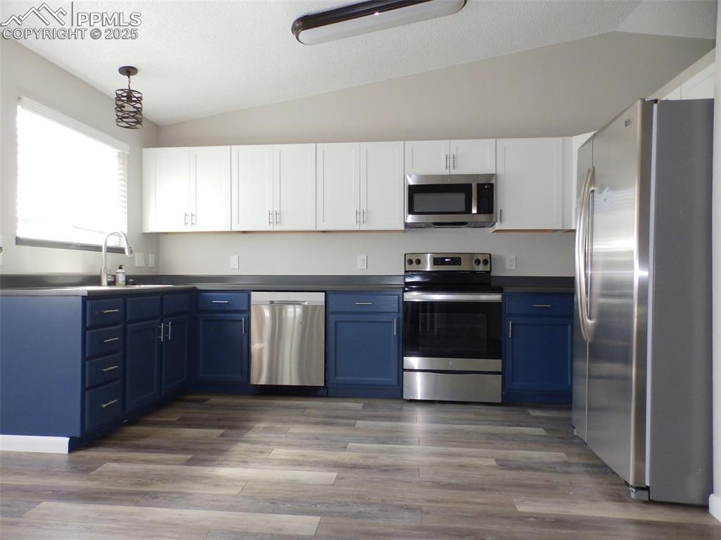 Image 6 of 17: Kitchen