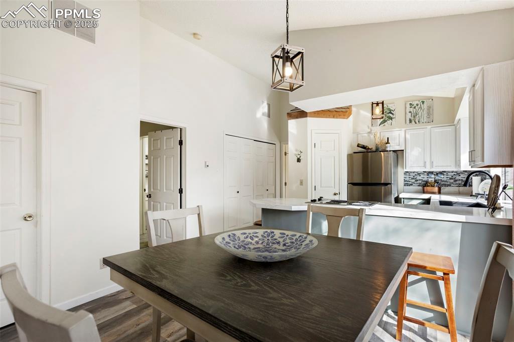 Image 9 of 24: Dining Area