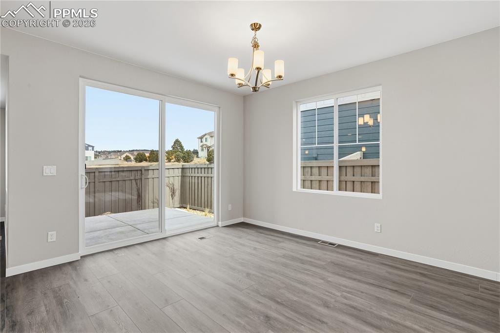 Image 13 of 33: Dining Area