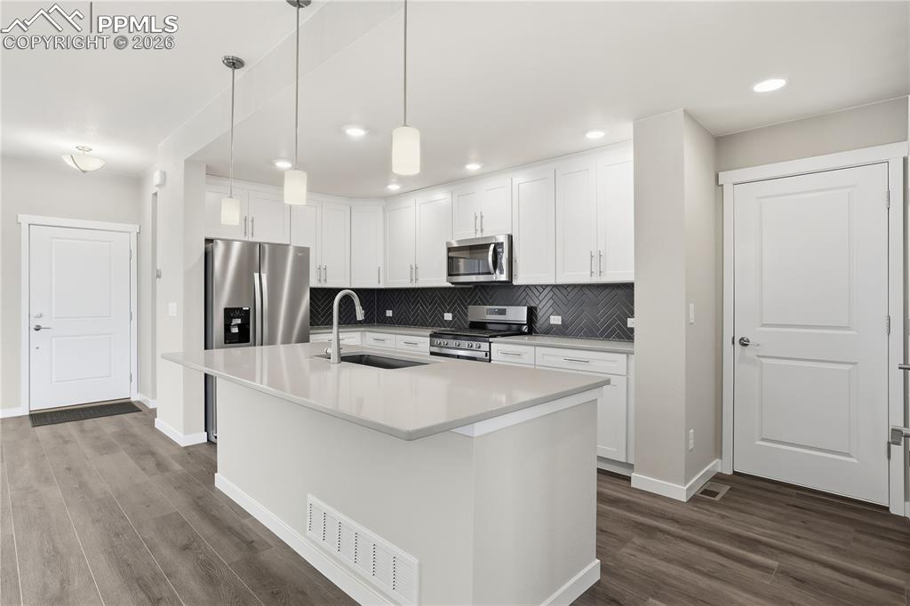 Image 15 of 33: Kitchen