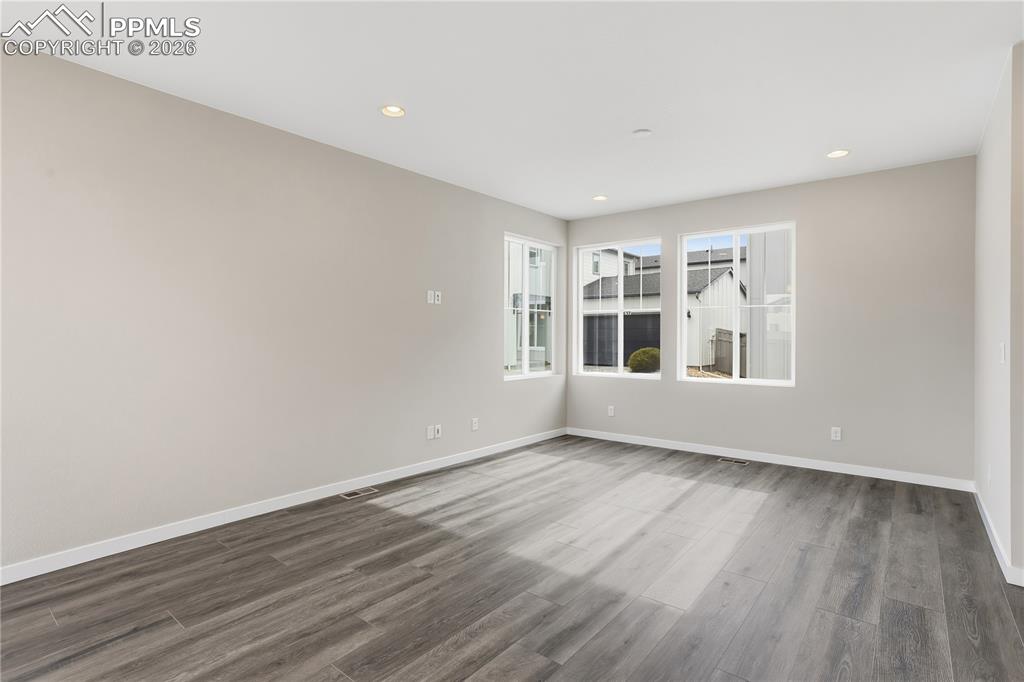 Image 31 of 33: Living Room