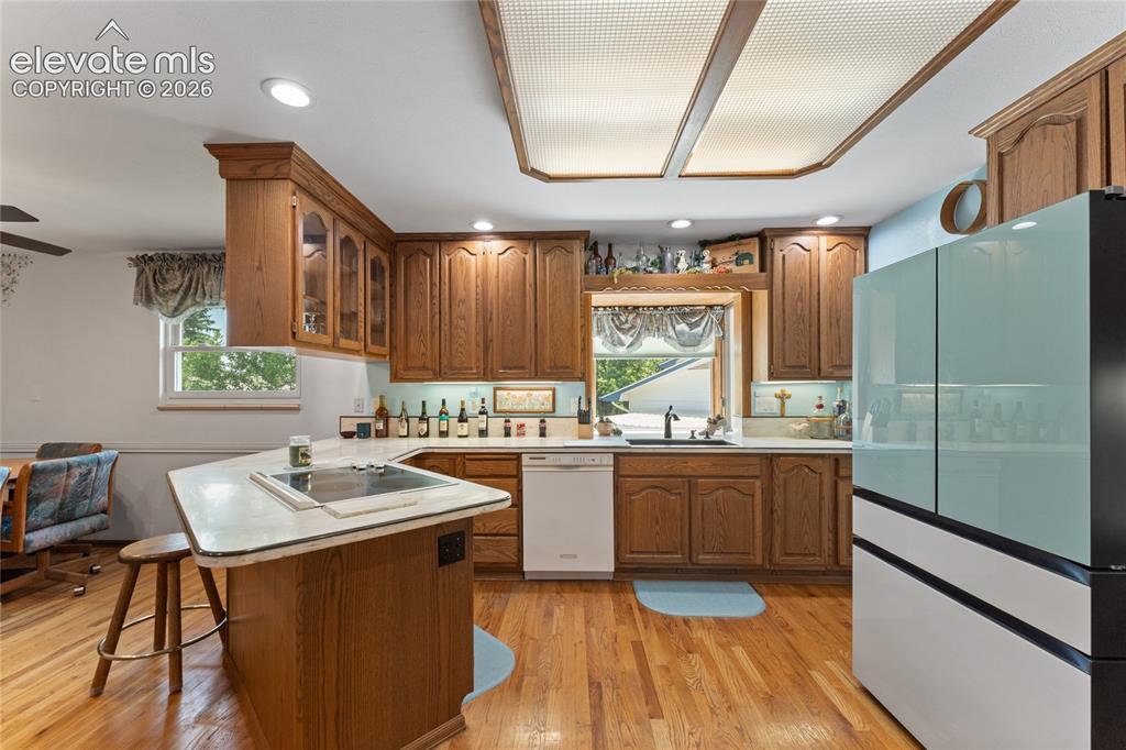 Image 14 of 49: Kitchen