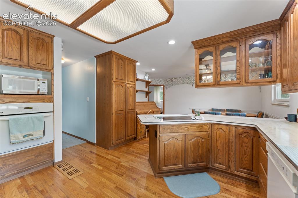 Image 15 of 49: Kitchen