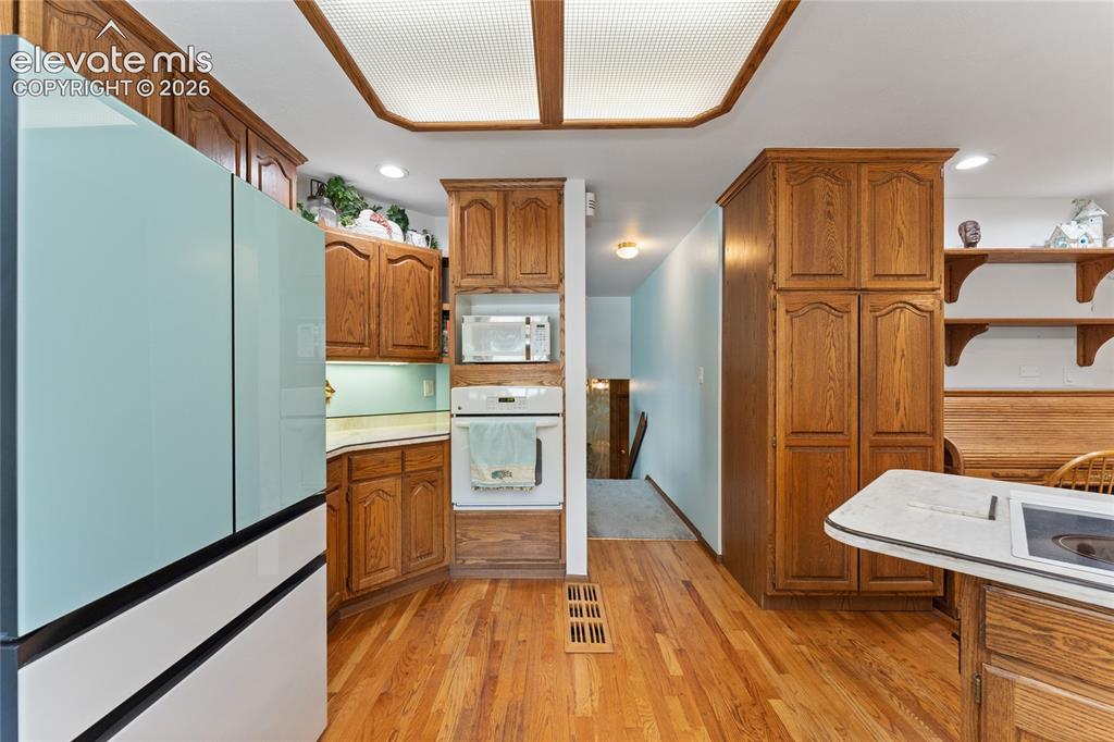 Image 16 of 49: Kitchen