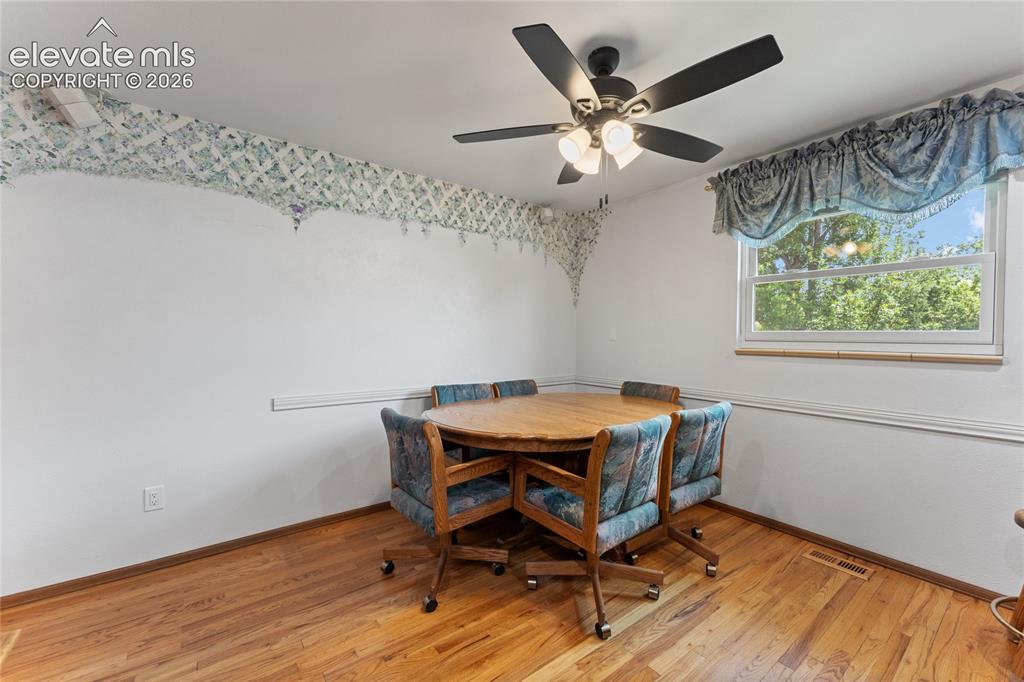Image 19 of 49: Dining Area