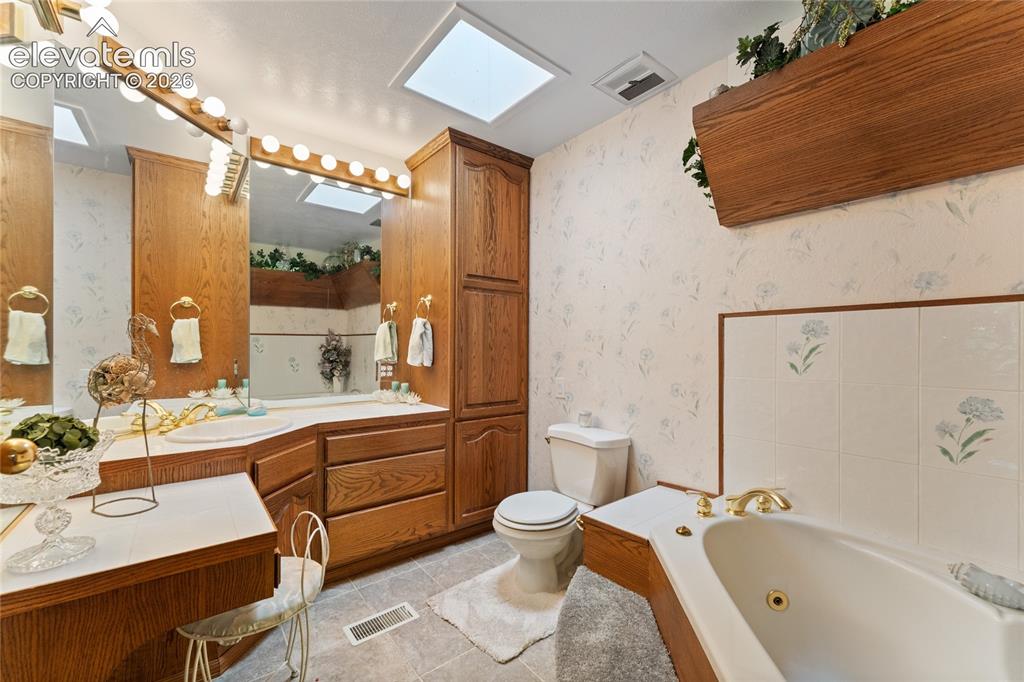 Image 21 of 49: Bathroom