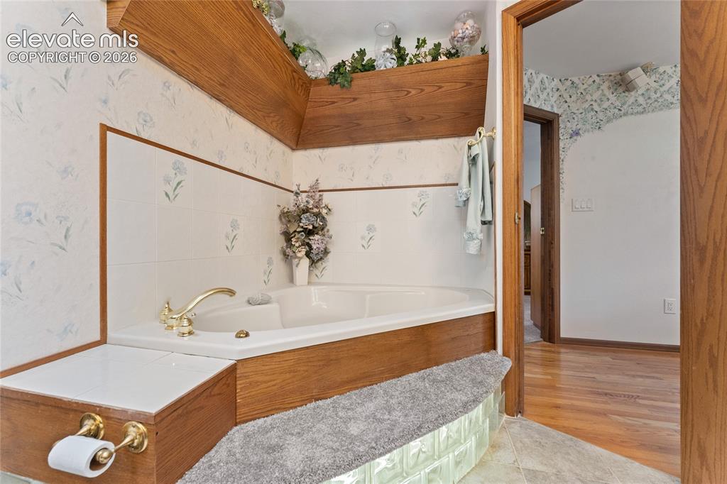 Image 22 of 49: Bathroom