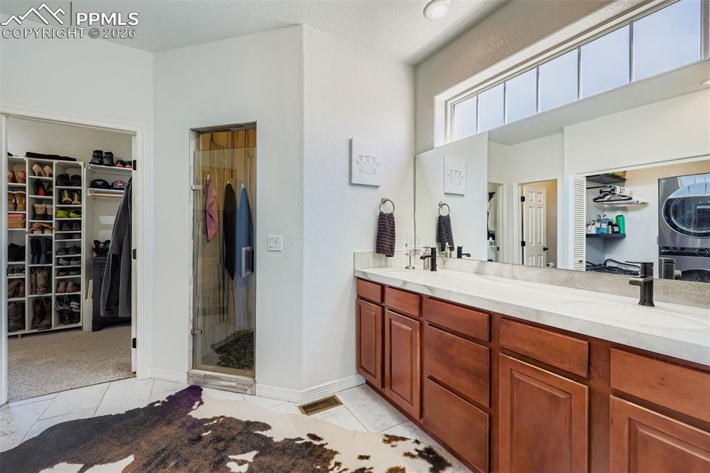Image 14 of 42: Bathroom