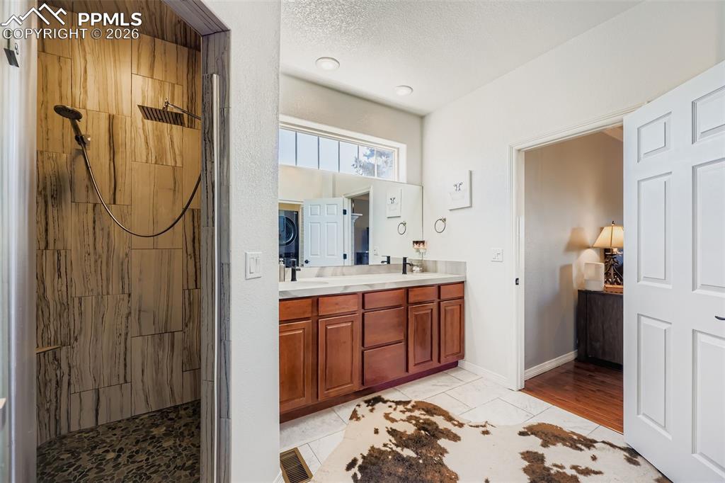 Image 15 of 42: Bathroom