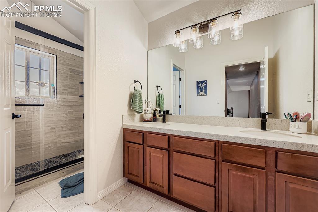 Image 18 of 42: Bathroom