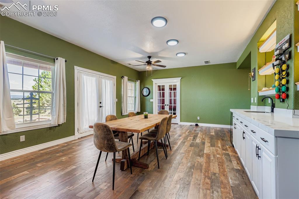 Image 24 of 42: Dining Area