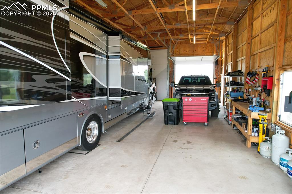 Image 38 of 42: Garage