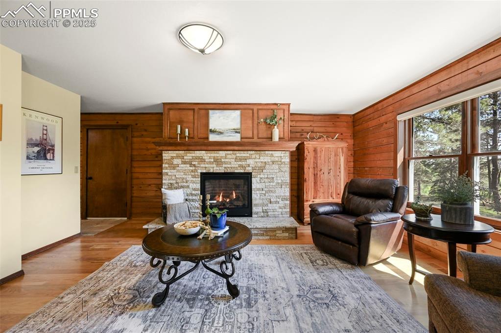 Image 10 of 50: Living Room