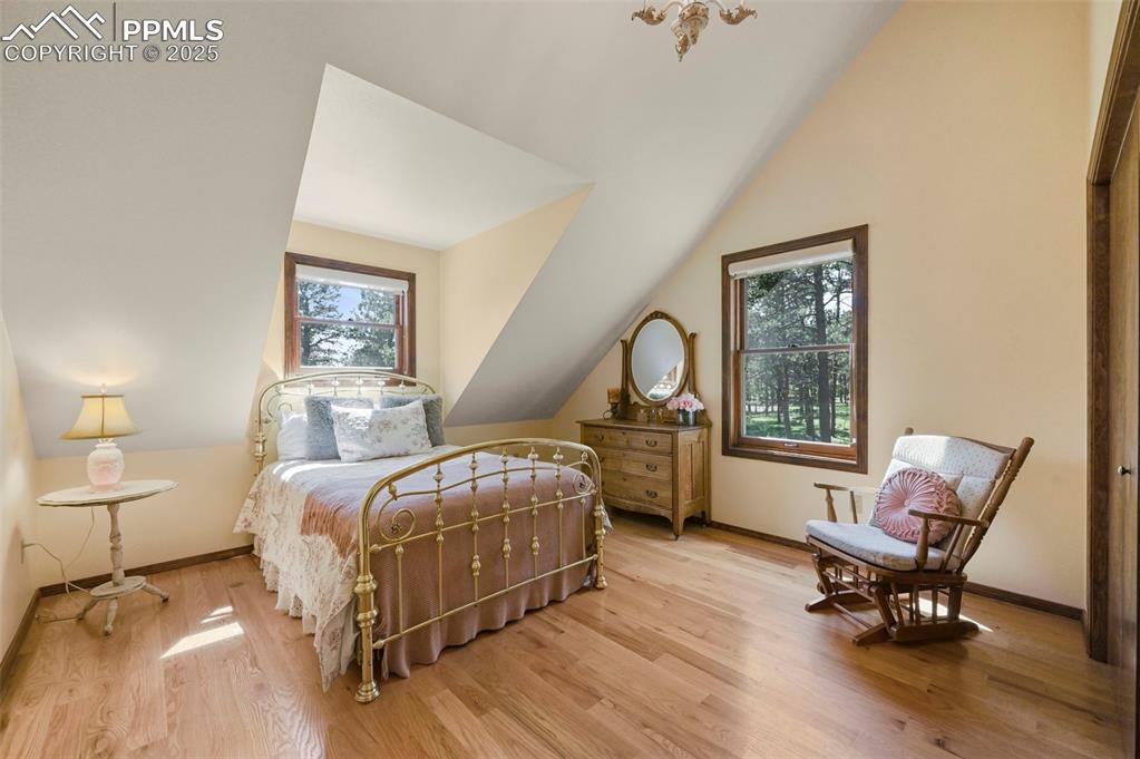 Image 14 of 50: Bedroom