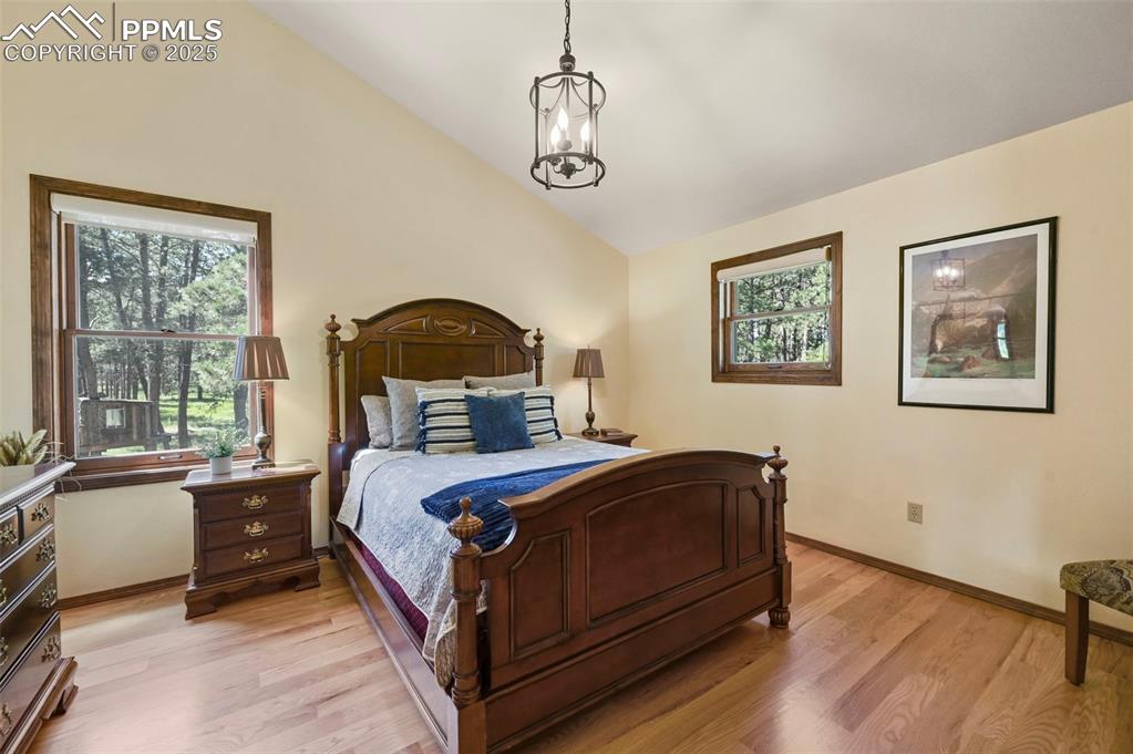 Image 15 of 50: Bedroom