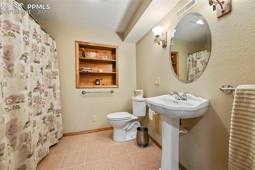 Image 18 of 50: Bathroom