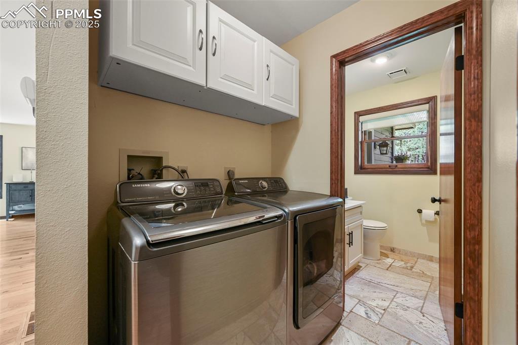 Image 21 of 50: Laundry